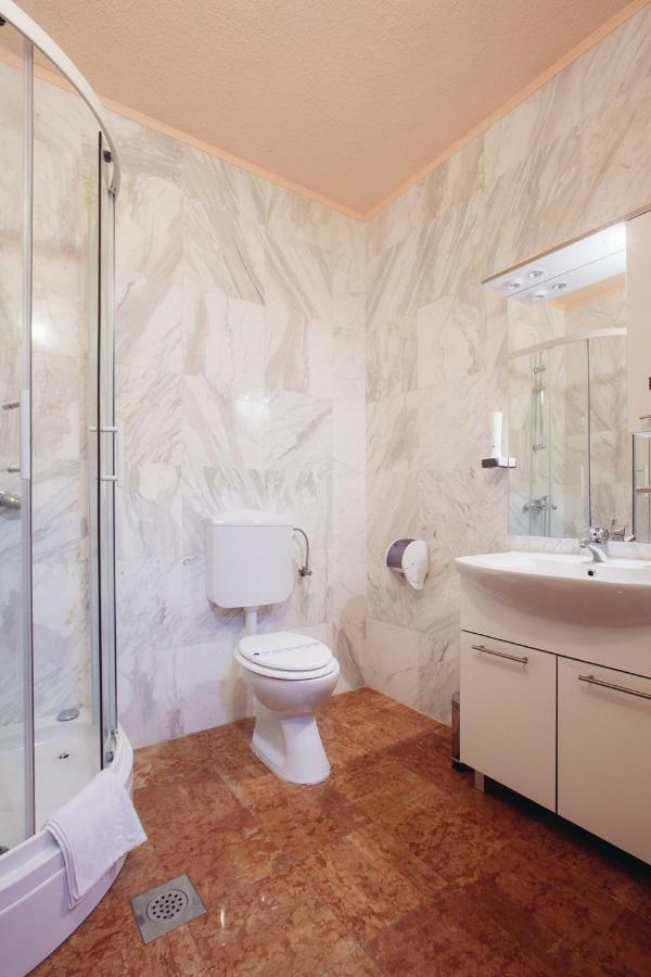 Apartmani I Sobe Dinko Starigrad Paklenica Buitenkant foto